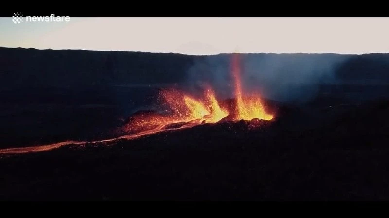 Εντυπωσιακές εικόνες: Καυτή λάβα ξεπηδά από ηφαίστειο στο νησάκι Ρεϋνιόν (βίντεο)